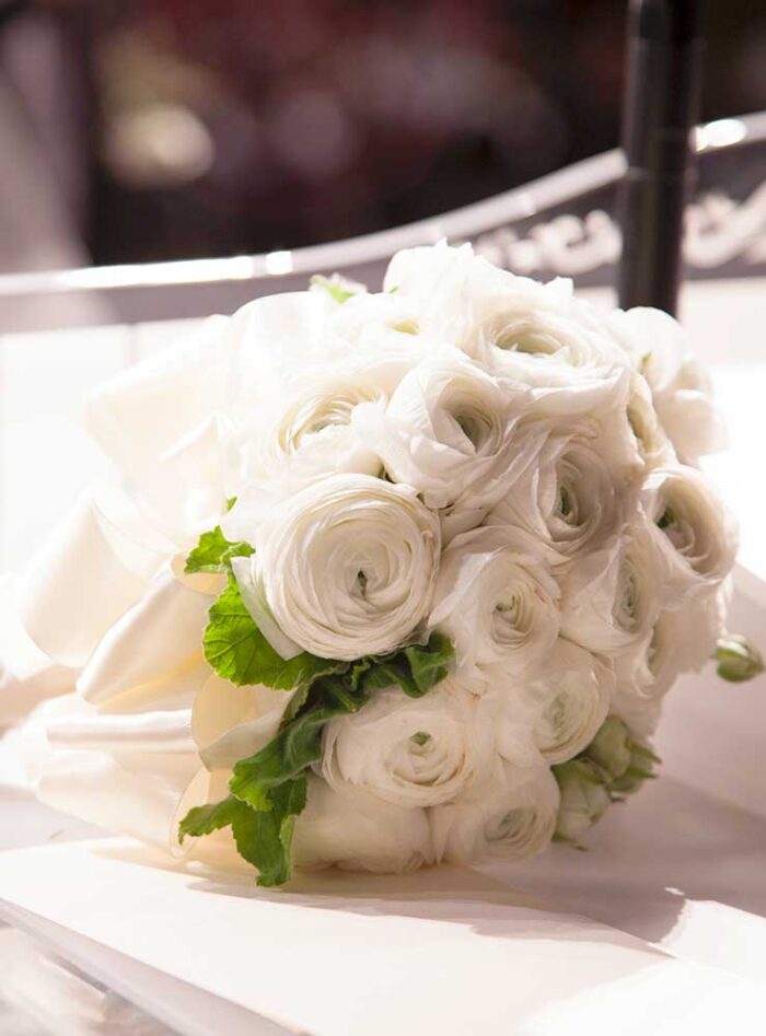 Buchetul cu trandafiri albi este un cadou delicat ce va emotiona orice destinatar. Inca din cele mai vechi timpuri, trandafirii albi sunt insemnele dragostei eterne. Comanda acum buchet de trandafiri albi pentru a transmite cele mai puternice emotii.