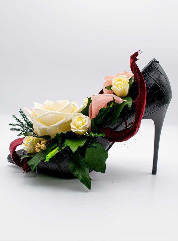Aranjamentul cu un trandafir criogenat in pantof este unic. Ofera-i o dovada trainica a unei iubiri nemuritoare! Aranjamentul cu un trandafir criogenat in pantof este un cadou pe cat de impresionant pe atat de romantic.